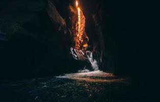 Flussschlucht des Wadi Mujib in erstaunlichen goldenen Lichtfarben. Wadi Mujib liegt im Bereich des Toten Meeres in Jordanien foto