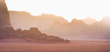 planet mars like landscape - foto der wadi rum wüste in jordanien mit rotrosa himmel darüber, dieser ort wurde als kulisse für viele science-fiction-filme verwendet