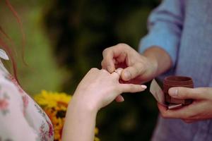 Braut und Bräutigam tauschen bei der Hochzeit die Ringe. foto