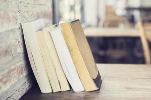 Bücher auf einem Holztisch foto