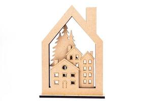 Haussymbol mit Metallschlüssel auf weißem Hintergrund. immobilien, versicherungskonzept, hypothek, hauskauf, immobilienmaklerkonzept, kleine autos, bäume, haushälterin foto