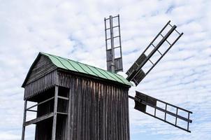 Sommerlandschaft mit einer alten Holzmühle foto