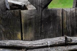 Alter Holzwürfel am Zaun foto