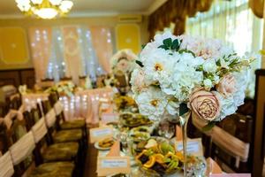 dekorierter Teller mit Gabel und Löffel. Hochzeitstisch Restaurant foto
