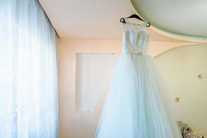 Hochzeitskleid im Zimmer der Braut foto