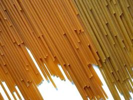 Nudeln auf dem Tisch. Spaghetti von zwei Arten auf weißem Hintergrund. Tomaten- und Buchweizennudeln. italienisches Essen. Küche der Völker der Welt. Essen zubereiten. foto