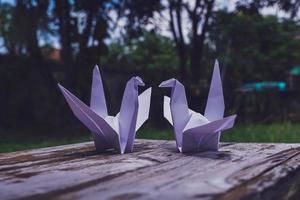 Es wird angenommen, dass der Origami-Vogel ein heiliger Vogel und ein Symbol für Langlebigkeit, Hoffnung, Glück und Frieden ist foto