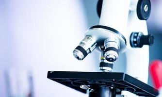 Das geschlossene Mikroskop len ist wissenschaftliche Ausrüstung in Biologie, Chemie, medizinischem Forschungslabor für Wissenschaftler oder Studenten in der Ausbildung foto