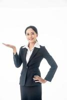 asiatische schöne intelligente und junge Geschäftsfrau mit schwarzen langen Haaren und Anzug ist die Führungskraft oder Managerin, die ihre Hand zeigt und mit Zuversicht lächelt, erfolgreich auf isoliertem weißem Hintergrund foto