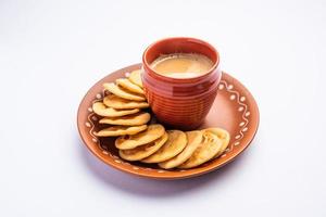 mathri oder mathari ist ein rajasthani, indischer snack und eine art flockiger keks, teezeit-snack foto