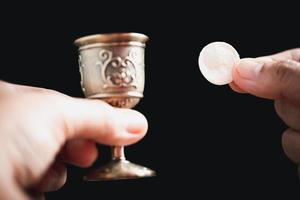 konzept der eucharistie oder der heiligen gemeinschaft des christentums. Eucharistie ist ein von Jesus eingesetztes Sakrament. beim letzten Abendmahl mit Jüngern. brot und wein sind leib und blut von jesus christus der christen. foto