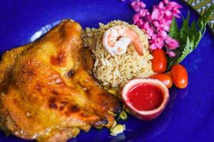 gebratenes huhn - gegrilltes huhn tabaka mit roter soße und gebratenen reisgarnelen auf teller asiatisches essen in thailändisch foto