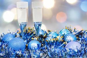 Brille, blaue Weihnachtskugeln auf verschwommenem Hintergrund 6 foto