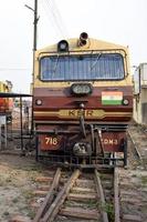 kalka, haryana, indien 14. mai 2022 - indische spielzeugzugdiesellokomotive am bahnhof kalka tagsüber, kalka shimla spielzeugzugdiesellokomotive foto