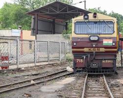 kalka, haryana, indien 14. mai 2022 - indische spielzeugzugdiesellokomotive am bahnhof kalka tagsüber, kalka shimla spielzeugzugdiesellokomotive foto