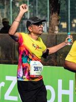 neu delhi, indien - 16. oktober 2022 - vedanta delhi halbmarathonrennen nach covid, bei dem die marathonteilnehmer kurz vor dem überqueren der ziellinie stehen, delhi halbmarathon 2022 foto