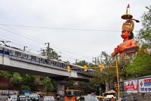 neu delhi, indien - 21. juni 2022 - große statue von lord hanuman in der nähe der delhi metro bridge in der nähe von karol bagh, delhi, indien, große statue von lord hanuman, die den himmel berührt foto