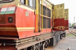 kalka, haryana, indien 14. mai 2022 - indische spielzeugzugdiesellokomotive am bahnhof kalka tagsüber, kalka shimla spielzeugzugdiesellokomotive foto