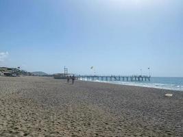 Holzsteg am Strand und am Meer in einem warmen tropischen Resort im Süden des östlichen Landes foto