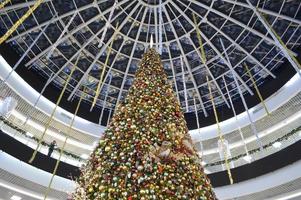 weihnachtsbaum im einkaufszentrum moskau, russland, weihnachtsbaum vor der gläsernen decke, weihnachtskarte, platz für text foto