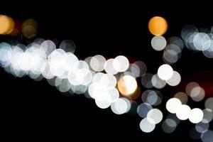 abstrakte Unschärfe Schwarz-Weiß-Bokeh-Hintergrund. Viele runde Lichter im Hintergrund foto