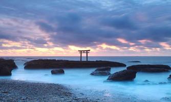 japanische Landschaft des traditionellen japanischen Tors und des Meeres