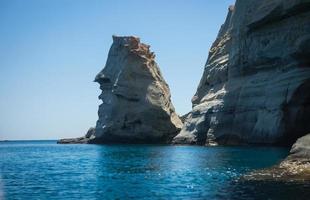 malerische Seelandschaft und weiße Felsen bei Kleftiko, Milos, gr foto