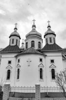 christliches Kirchenkreuz im hohen Kirchturm zum Gebet foto