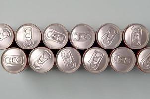 viele neue Aluminiumdosen von Soda-Softdrink- oder Energy-Drink-Behältern. Getränkeherstellungskonzept und Massenproduktion foto