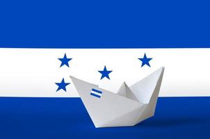 honduras flagge auf papier origami schiff nahaufnahme dargestellt. handgemachtes kunstkonzept foto