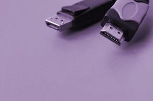 Audio-Video-HDMI-Computerkabelstecker und vergoldeter 20-poliger Displayport-Stecker für eine einwandfreie Verbindung auf violettem Hintergrund foto