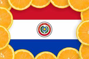 paraguay-flagge im rahmen mit frischen zitrusfruchtscheiben foto