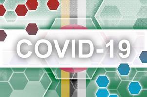 dominica-flagge und futuristische digitale abstrakte komposition mit covid-19-inschrift. konzept des coronavirus-ausbruchs foto