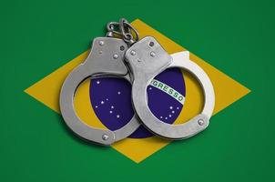 brasilienflagge und polizeihandschellen. das Konzept der Einhaltung des Gesetzes im Land und des Schutzes vor Kriminalität foto