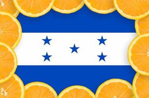 honduras-flagge im rahmen mit frischen zitrusfruchtscheiben foto