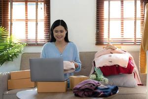 Startup Kleinunternehmer KMU, asiatische Frau Verpackungsbox. Porträt eines jungen asiatischen Kleinunternehmers im Home Office, Online-Verkaufsmarketing-Lieferung, KMU-E-Commerce-Telemarketing-Konzept foto