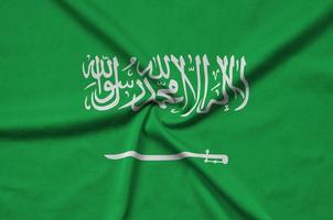 die saudi-arabische flagge ist auf einem sportstoff mit vielen falten abgebildet. Sportteam-Banner foto