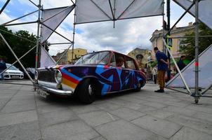 Charkow, Ukraine - 27. Mai 2017 Festival der Straßenkunst. ein Auto, das während des Festivals von Meistern der Straßenkunst bemalt wurde. das Ergebnis der Arbeit mehrerer Graffiti-Künstler. Original Aerographie foto