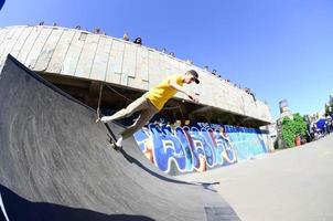 charkiw, ukraine - 27. mai 2018 skate-wettbewerb im outdoor-skatepark während des jährlichen festivals der straßenkulturen foto