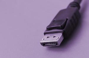 20-poliger vergoldeter Displayport-Stecker für eine einwandfreie Verbindung auf einem violetten Hintergrund foto