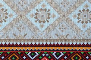 traditionelle ukrainische volkskunst gestricktes stickmuster auf textilgewebe foto