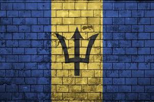 Barbados-Flagge ist auf eine alte Mauer gemalt foto