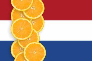 niederländische flagge und zitrusfruchtscheiben vertikale reihe foto