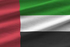 flagge der vereinigten arabischen emirate mit großen falten, die in der nähe unter dem studiolicht im innenbereich wehen. die offiziellen symbole und farben im banner foto