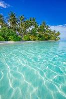 Sommerreisehintergrund. exotische tropische strandinsel, paradiesische küste. Palmen, weißer Sand, erstaunlicher Himmel, Ozean, Lagune. fantastischer schöner naturhintergrund, sonniger tag idyllischer inspirierender urlaub foto