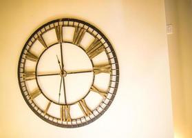 große runde Uhr mit römischen Ziffern foto