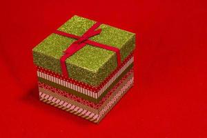 Weihnachtsgeschenkbox auf rotem Hintergrund foto