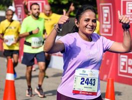 neu delhi, indien - 16. oktober 2022 - vedanta delhi halbmarathonrennen nach covid, bei dem die marathonteilnehmer kurz vor dem überqueren der ziellinie stehen, delhi halbmarathon 2022 foto