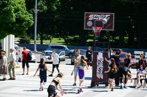 charkiw, ukraine - 27. mai 2018 frauenmannschaften spielen streetball im freien während des jährlichen festivals der straßenkulturen foto