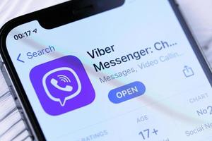 charkow, ukraine - 5. märz 2021 viber symbol und anwendung aus dem app store auf dem iphone 12 pro bildschirm auf dem weißen tisch foto